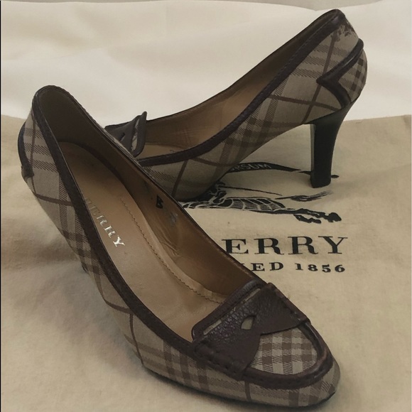 Burberry Shoes - 🏖SALE🏖Vintage Burberry Pumps